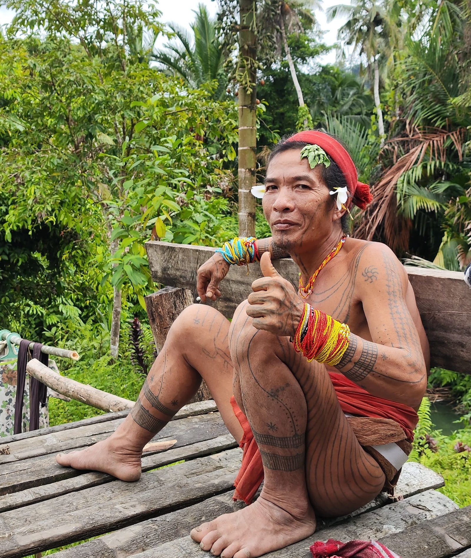 Sikerei Desa Muntei memperlihatkan tato titi Mentawai tradisional di Siberut