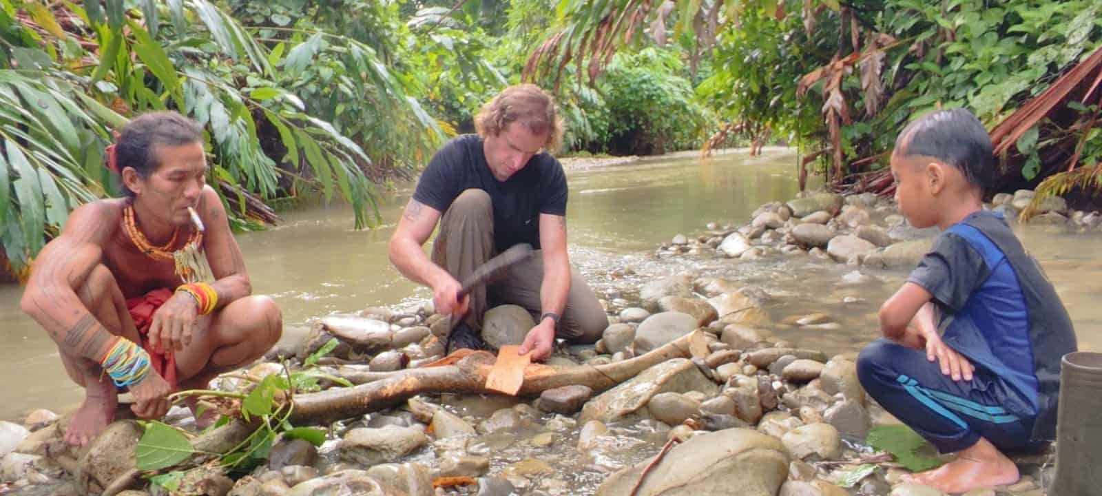 Busana tradisional kulit kayu kabit Mentawai Siberut