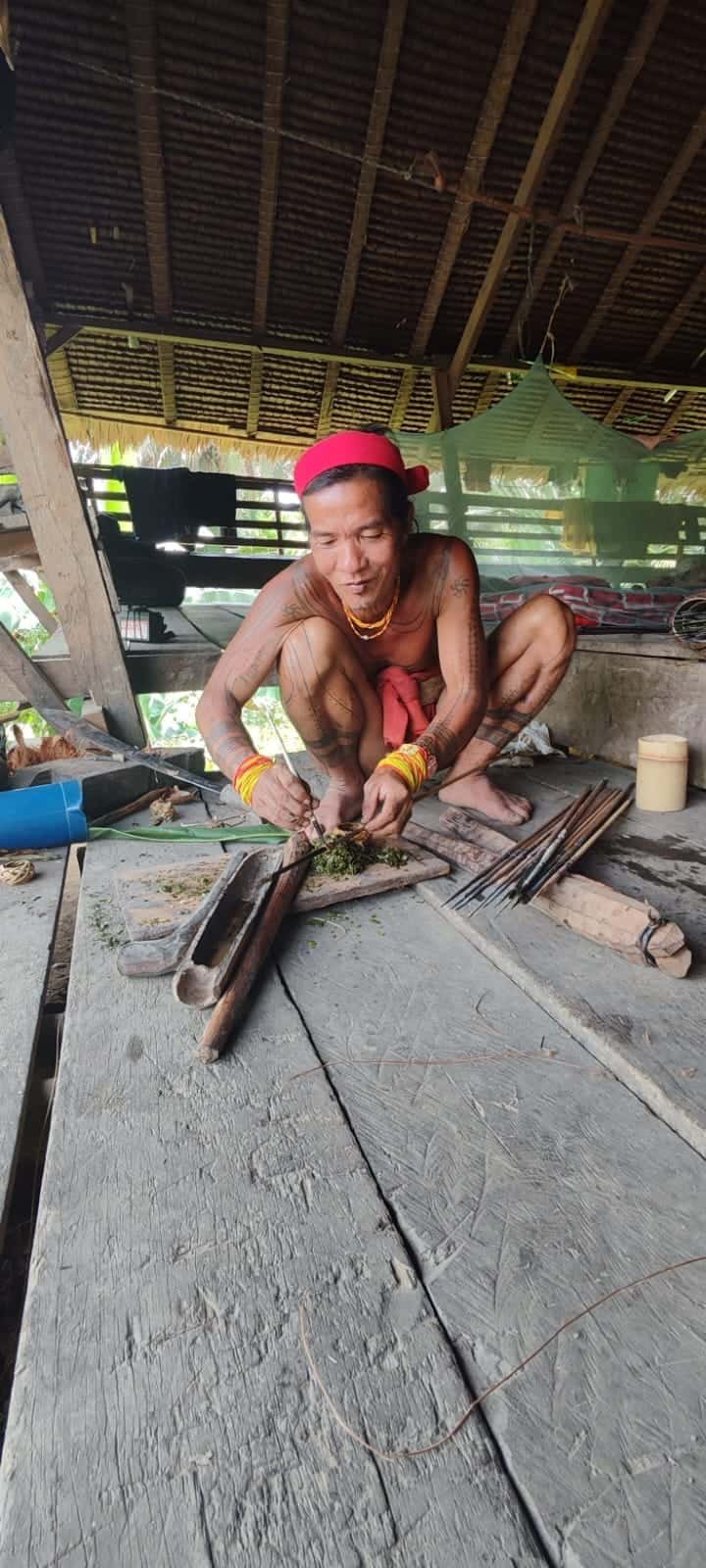 Sikerei Muntei membuat racun panah dari bahan-bahan hutan Siberut