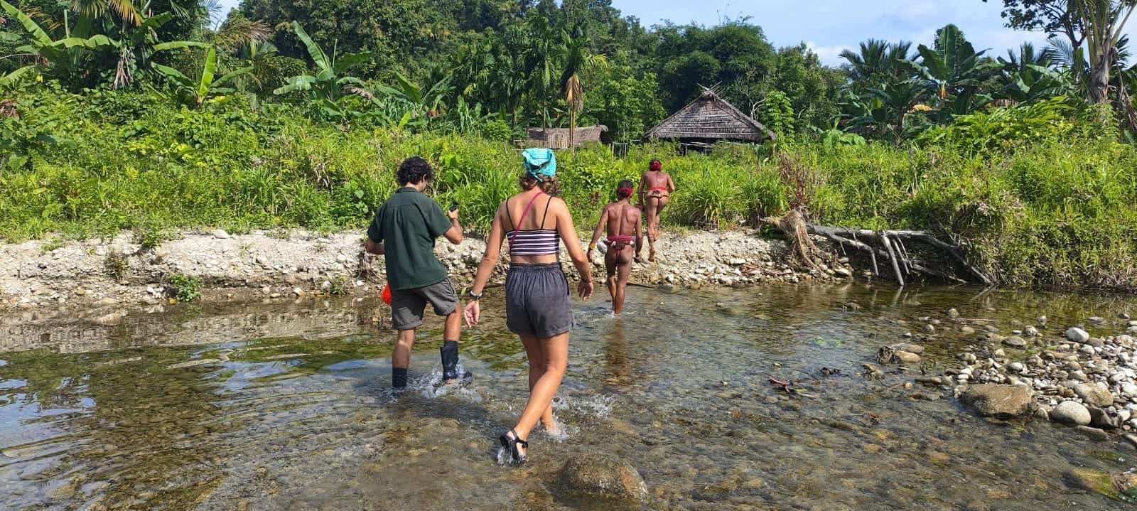 Perjalanan trekking menyusuri sungai menuju Desa Muntei, Siberut