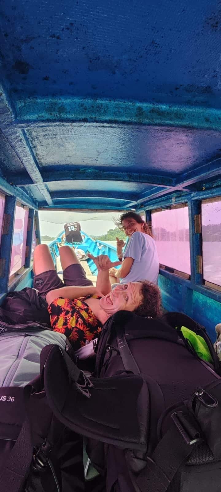 Perjalanan dengan perahu di sungai Siberut menuju Desa Muntei